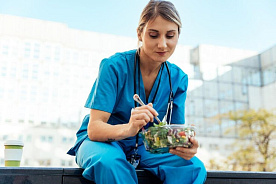 «Даже поесть некогда»: как организовать обеденный перерыв для медработников